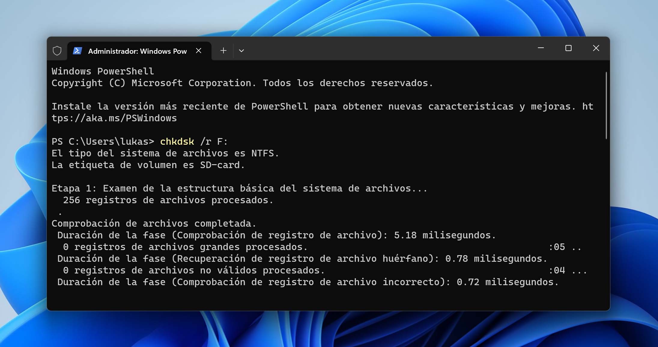 use el comando chkdsk con atributos r