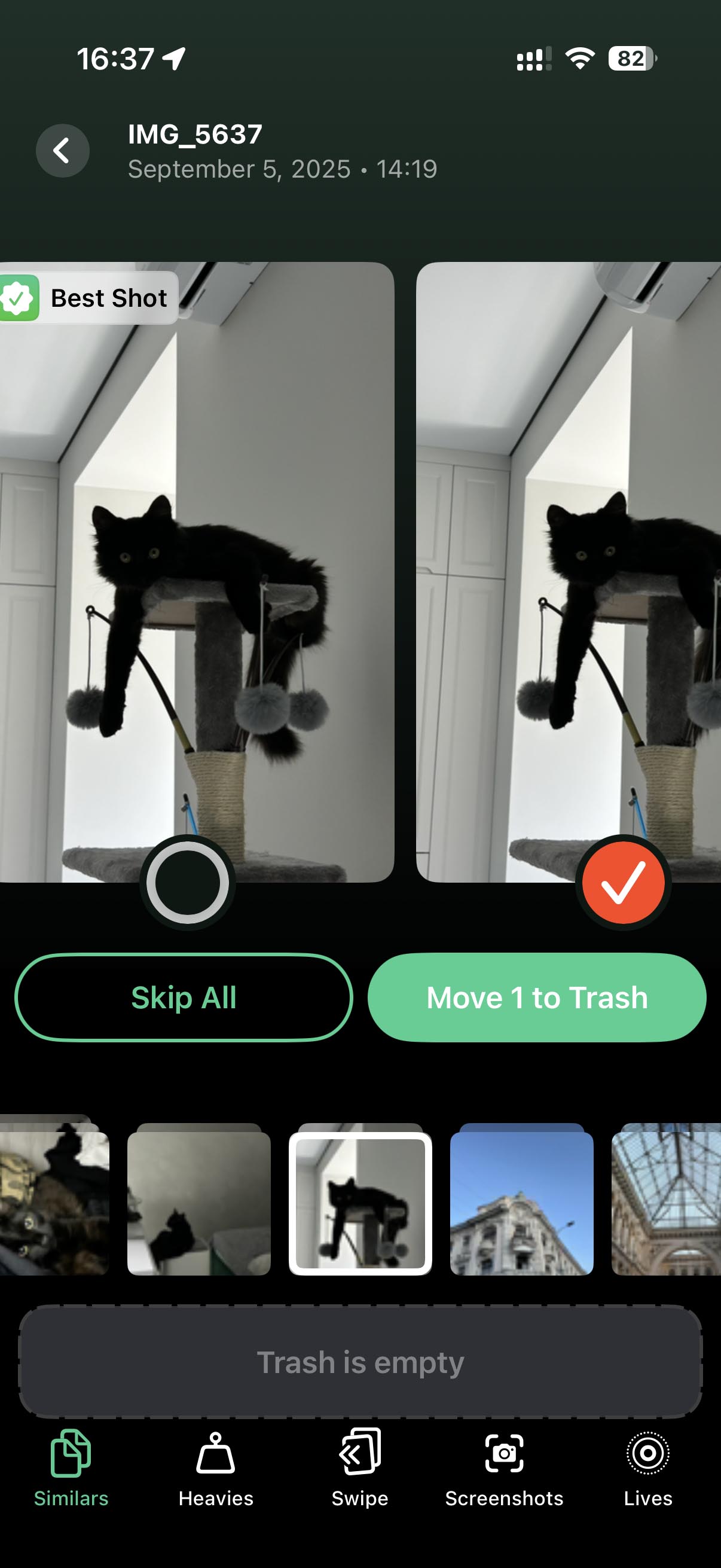 Select duplicate photos manually in Clever Cleaner.