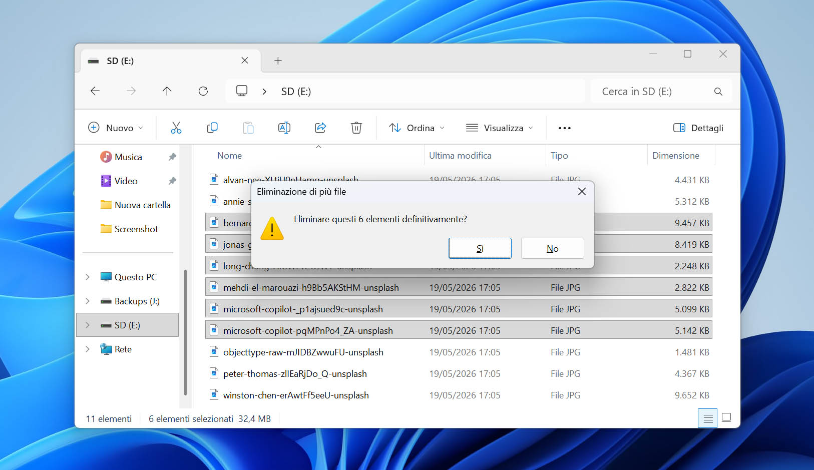Eliminazione di foto da una scheda SD su Windows 11.