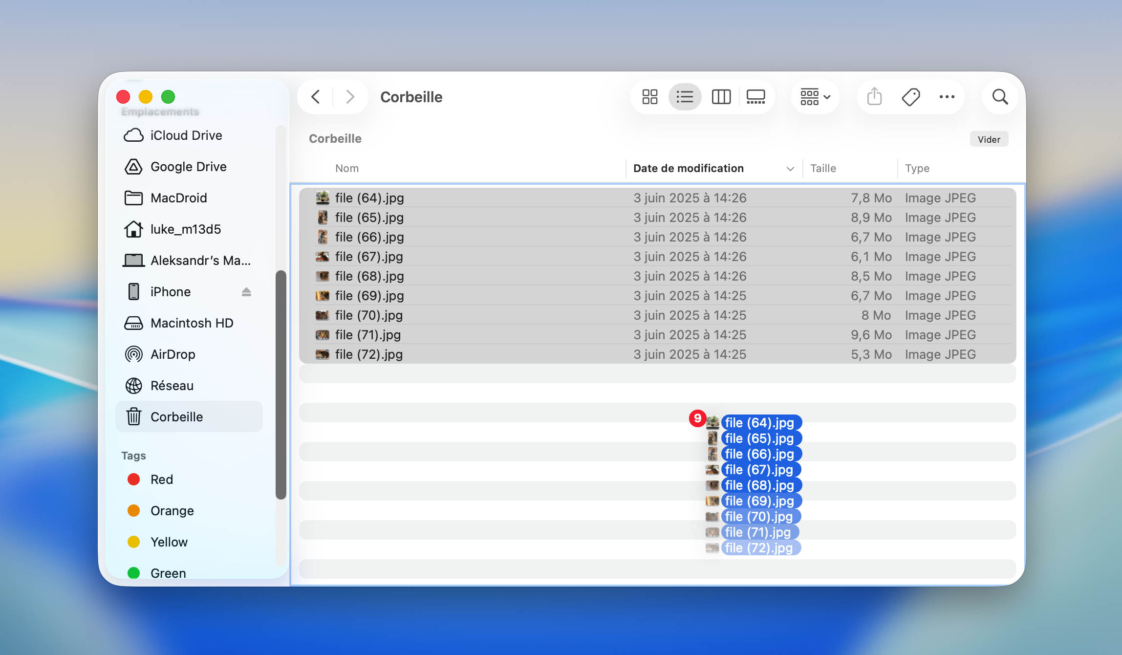 Faire glisser les fichiers hors de la Corbeille sur macOS.