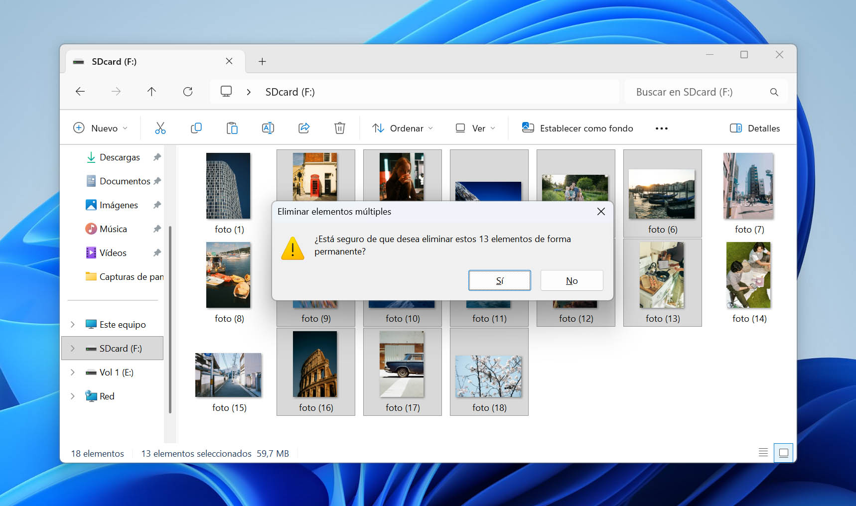 Borrando fotos de una tarjeta SD en Windows 11.